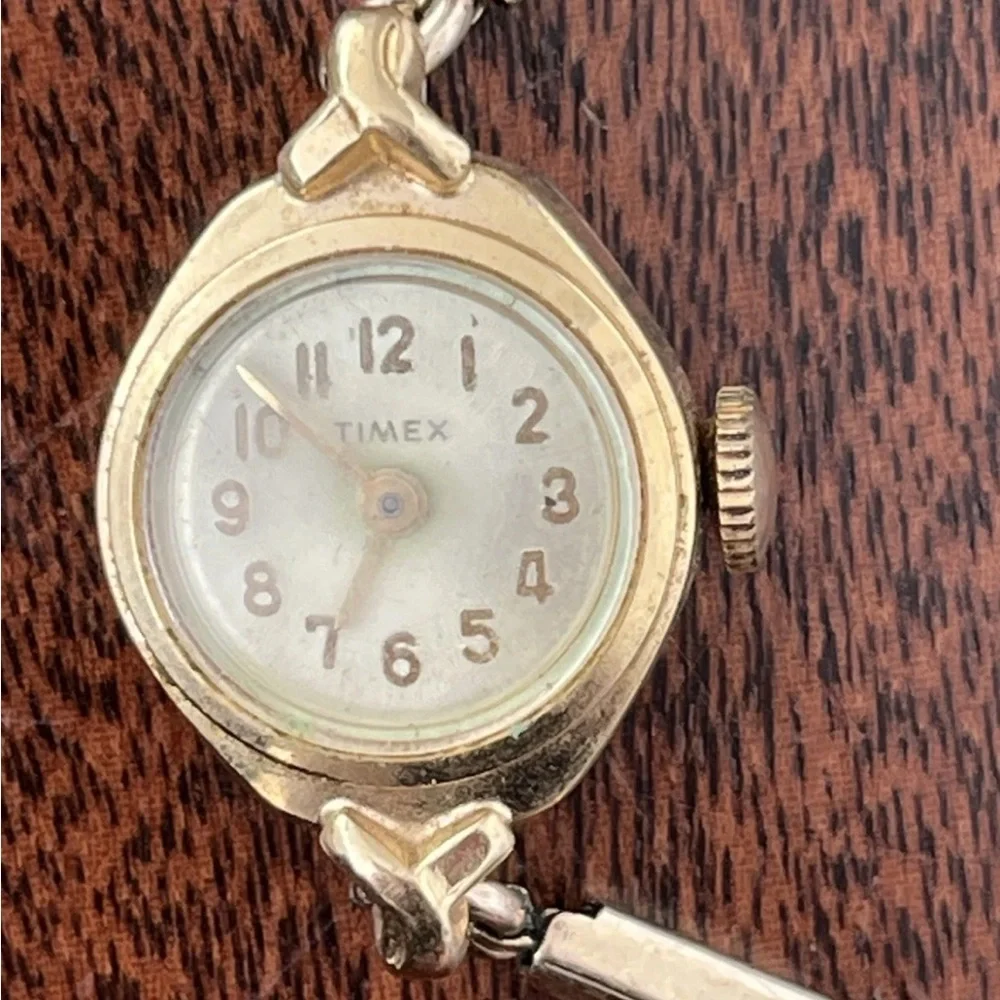 Vintage Timex Gold Toned Ladies Watch With Stretch Band NOT WORKING